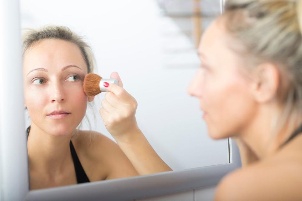 Sie geben viel Geld für Kosmetikprodukte aus, aber haben immer noch unreine Haut? Dann sollten Sie mal Ihr Werkzeug checken: Unreine Make-up-Pinsel führen zu unreiner Haut. Ohne regelmäßige Reinigung sind sie der ideale Herd für Bakterien, die Sie direkt an Ihre Haut weitergeben. Reinigen Sie Ihre Pinsel täglich oder zumindest einmal wöchentlich mit einem speziellen Pinselreiniger. Auch Natron bewirkt wahre Wunder bei der Reinigung. (Bild: iStock / Detlef Voigt)