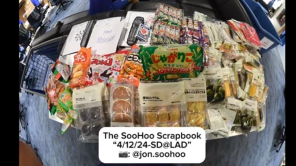 道奇隊休息室的桌上放滿了山本準備的零食。（圖／翻攝自Jon Soohoo IG）