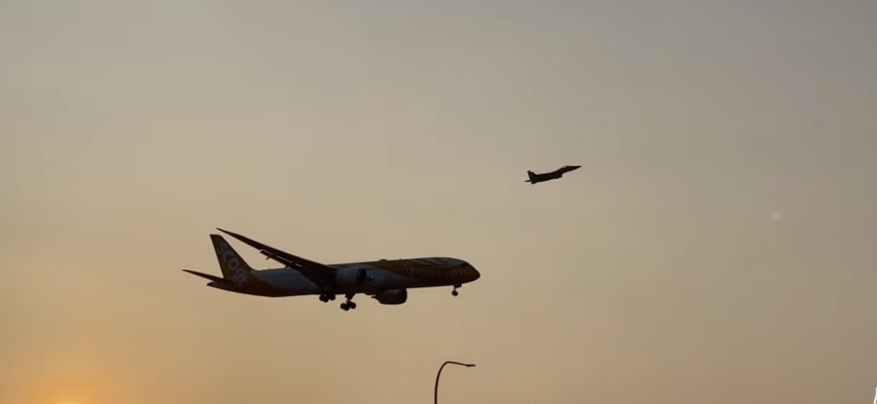 One of two RSAF fighter jets escort Scoot flight TR16 back to Changi Airport on Thursday. (PHOTO: Military Aviation Photography Singapore/Facebook)