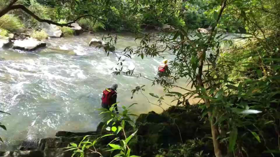 胡姓男子5月30日帶著一家4口到新北市雙溪區淡蘭古道爬山，女兒拍照時不慎滑落遭北勢溪沖走，胡男下水救女兒下落不明。搜救人員1日在落水點下方300公尺處石頭下方發現胡男遺體。(讀者提供)