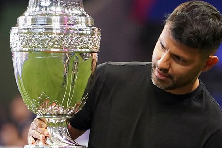 Por qué el Kun Agüero fue el encargado de entrar con la Copa en el partido de Argentina Canadá