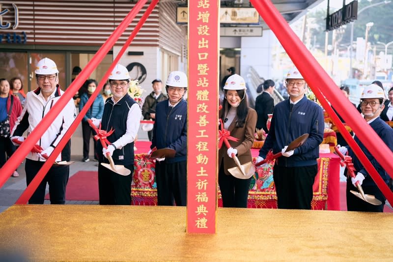 台鐵汐科站上班通勤人潮眾多，為疏解尖峰時段站台擁擠及車站進出口動線，鐵道局8日舉辦汐科站增設出口暨站體改善工程動土。圖為交通部長王國材（左3）、立委賴品妤（右3）等人一同參與動土儀式。（圖取自賴品妤Facebook）