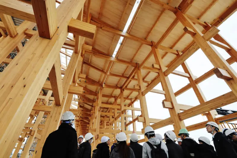 ▲2025年世界博覽會的「環狀大屋頂」施工現場首度向媒體公開，完工後將會是世界最大的木造建築。（圖／美聯社／達志影像）