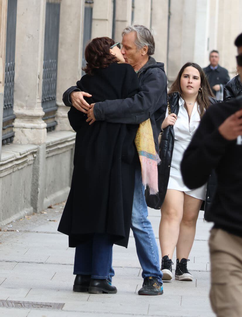 Viggo Mortensen y Ariadna Gil se besan en las calles de Madrid 