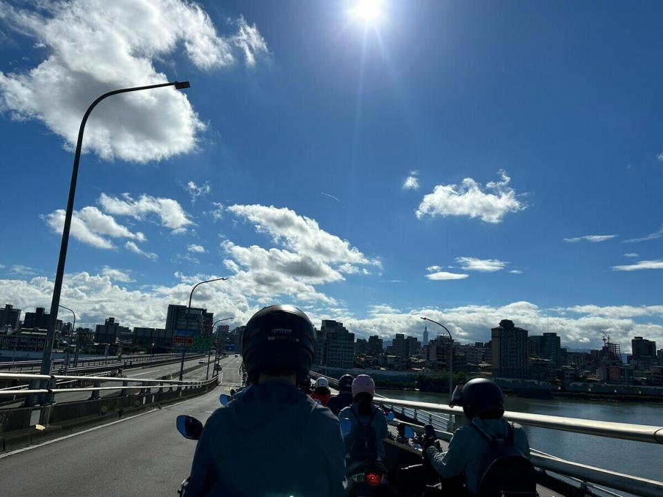 今日持續受西南風影響，天氣高溫炎熱。(資料照)   圖：林岑韋 / 攝