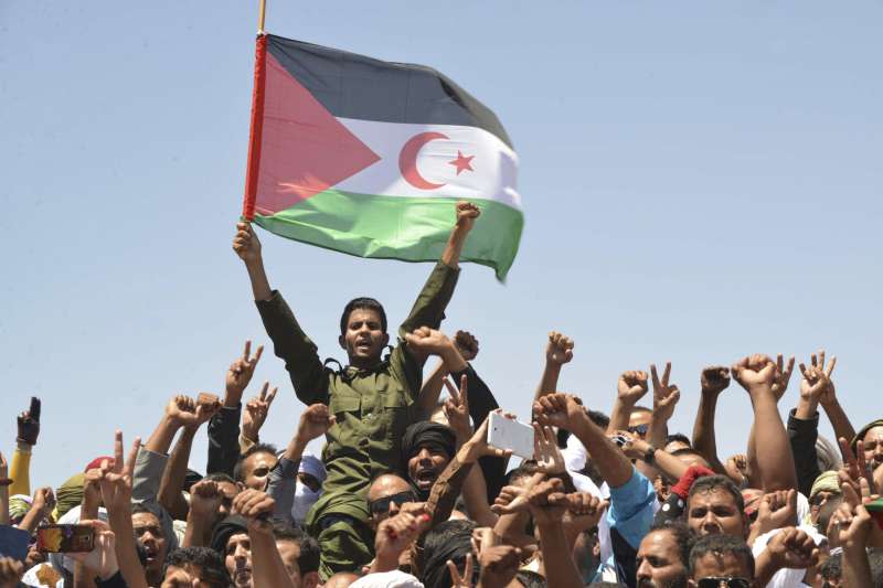 西撒哈拉（撒拉威）人民揮舞國旗（資料照，AP）
