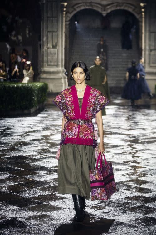 El Dior Cruise 2024 se presentó bajo la lluvia en el Antiguo Colegio de San Ildefonso en la CDMX. Foto: Rodrigo Oropeza / AFP