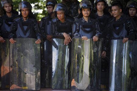 Air Force military personnel watch as anti-government protesters leave their base in Bangkok May 15, 2014. REUTERS/Damir Sagolj