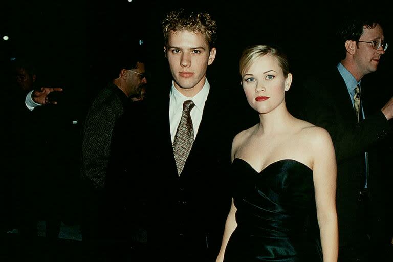 Reese conoció al actor Ryan Phillippe cuando tenía 21 años, y se casaron en junio de 1999