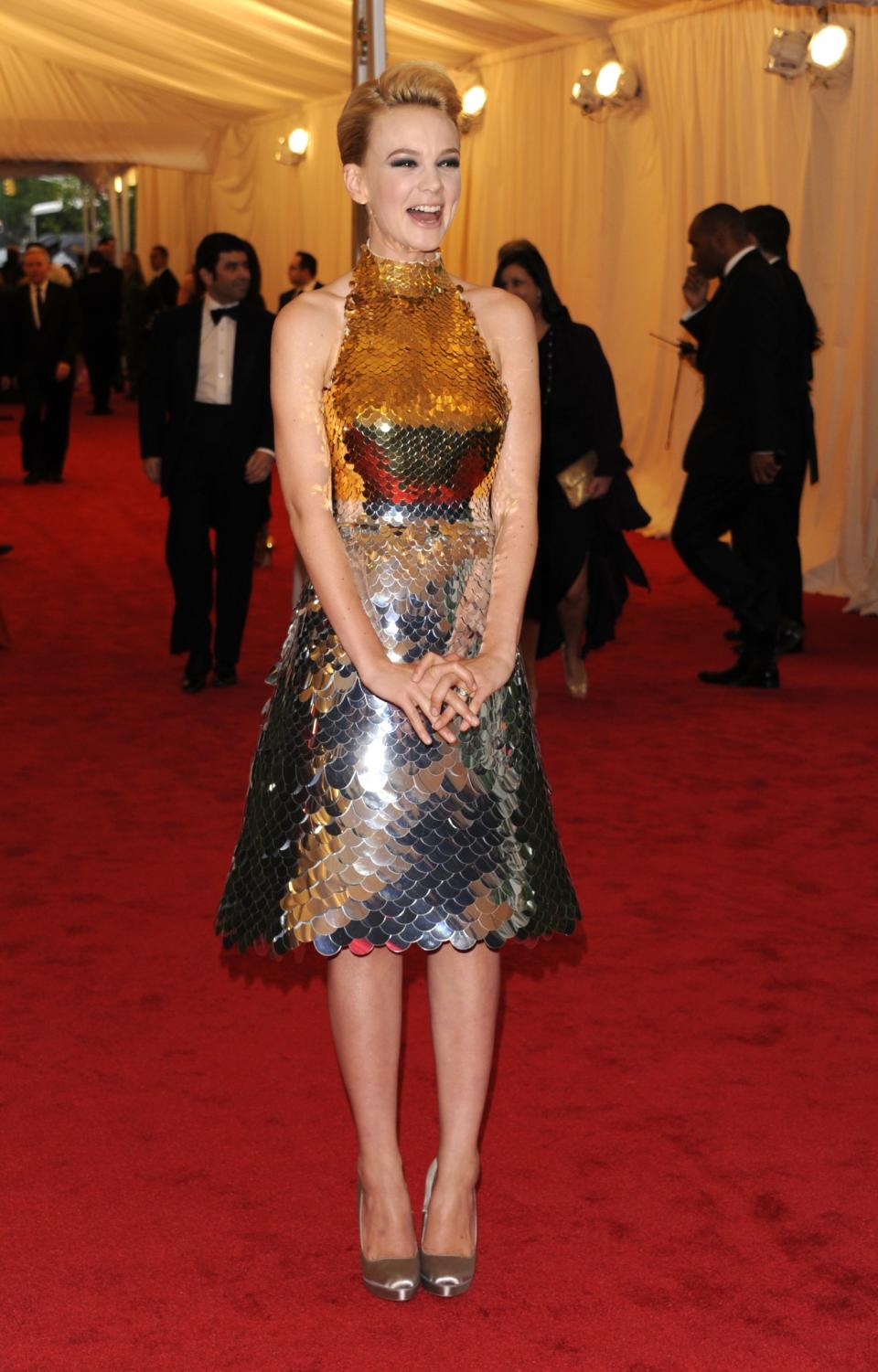 <p>Mit einem Paillettenkleid der ziemlich anderen Art punktete 2012 Schauspielerin Carey Mulligan („An Education“). (Bild: AP Photo) </p>