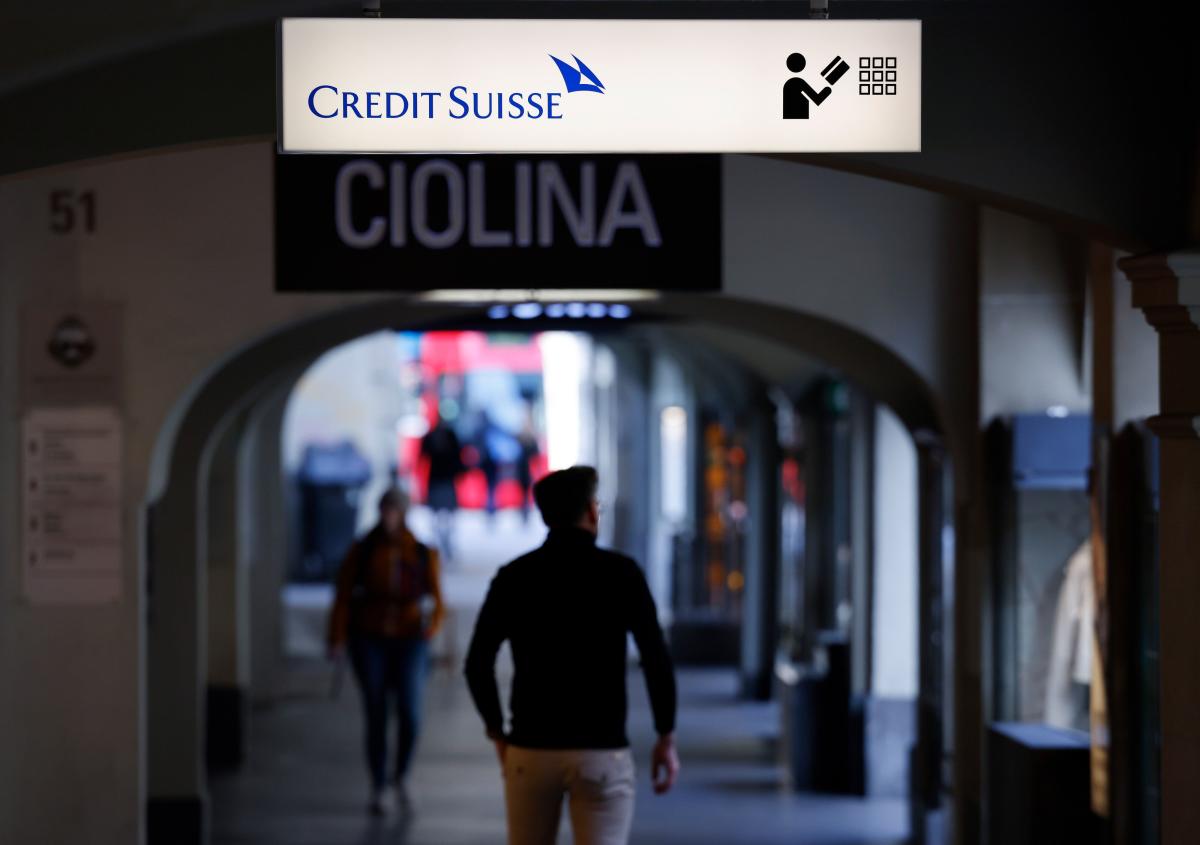 Fiscal suizo investigará acuerdo de Credit Suisse, recortes de empleos del 30%
