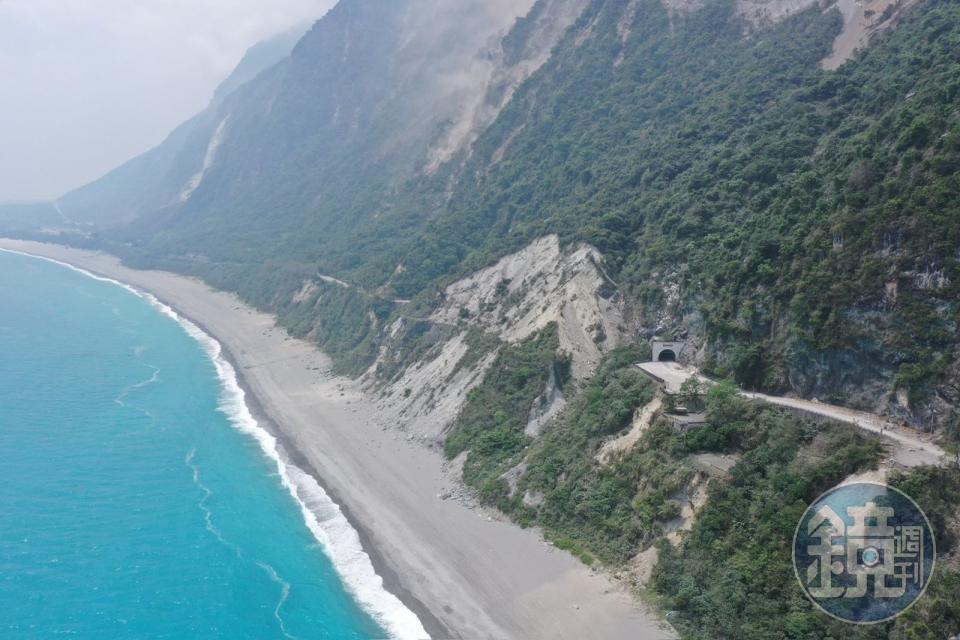 地震發生後，花蓮縣崇德隧道一帶一度發生土石崩落。