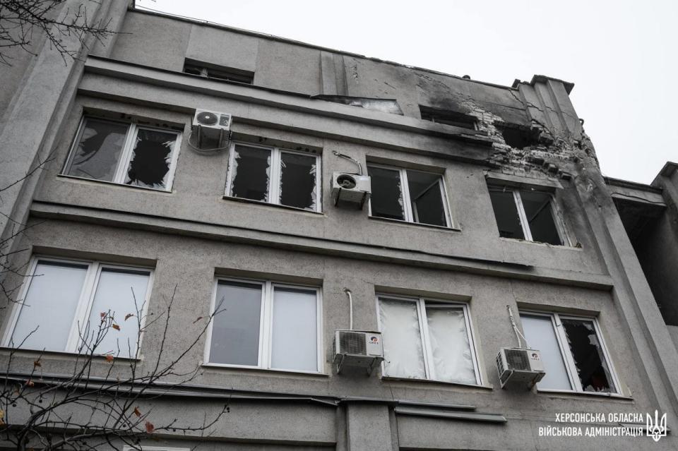 Yanushevych shared images with his statement that showed damage to a flat block (Kherson Governor)