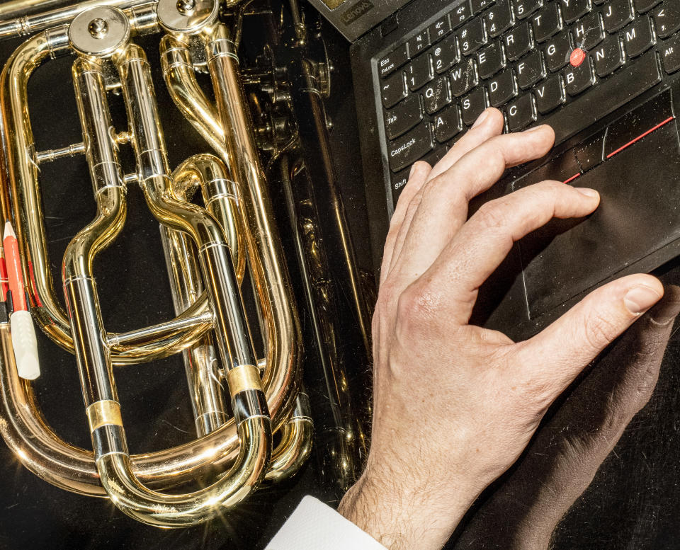 El trombonista bajo de la Orquesta Philharmonia de Londres, James Buckle, juega el videojuego "Trombone Champ", en Londres, el 29 de septiembre de 2022. (Alexander Coggin/The New York Times).