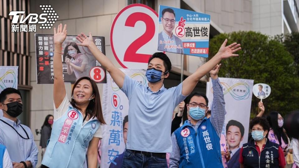 蔣萬安今日一早在南京東路與松江路口向往來人車拜票爭取支持。（圖／蔣萬安競選辦公室提供）