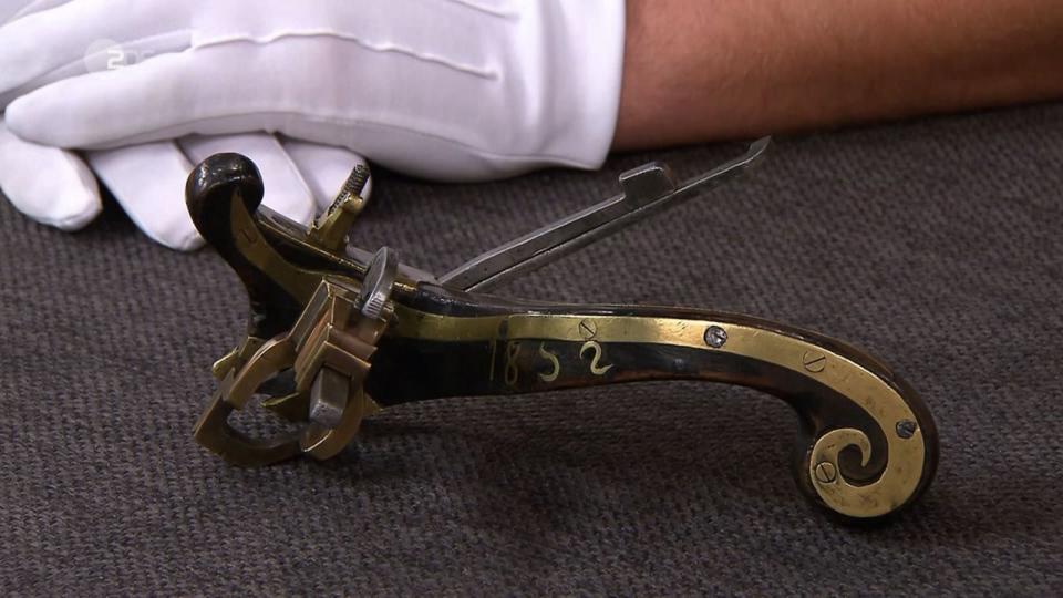 Der Kutschenmacher-Nuthobel aus Birnbaum und Messing von 1832 oder 1852 von Freiherr von Wertheim wurde auf 1.300 bis 1.500 Euro geschätzt. (Bild: ZDF)