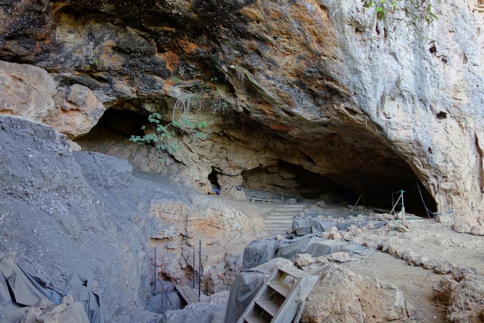 Öffnen einer Höhle an der Seite eines felsigen Berges