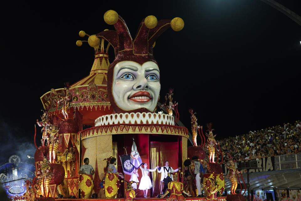 Bailarines de la escuela de samba Gavioes da Fiel actúan en un carro alegórico durante un desfile de Carnaval en Sao Paulo, Brasil, el domingo 11 de febrero de 2024. (AP Foto/Andre Penner)