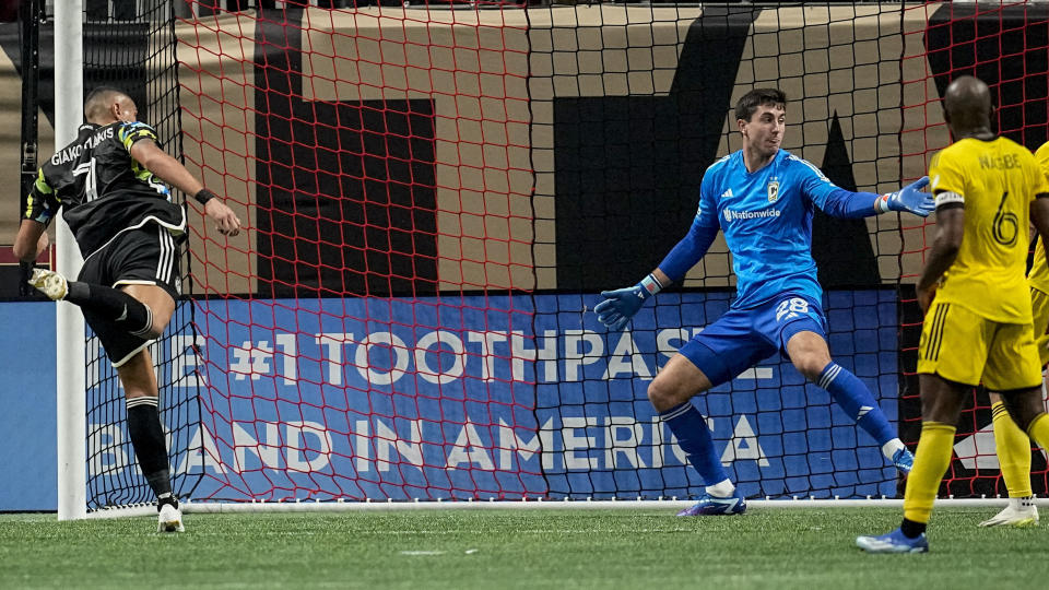 Giorgos Giakoumakis, delantero del Atlanta United, anota ante Patrick Schulte, arquero del Crew de Columbus, el martes 7 de noviembre de 2023, en un partido de los playoffs de la MLS (AP foto/Mike Stewart)