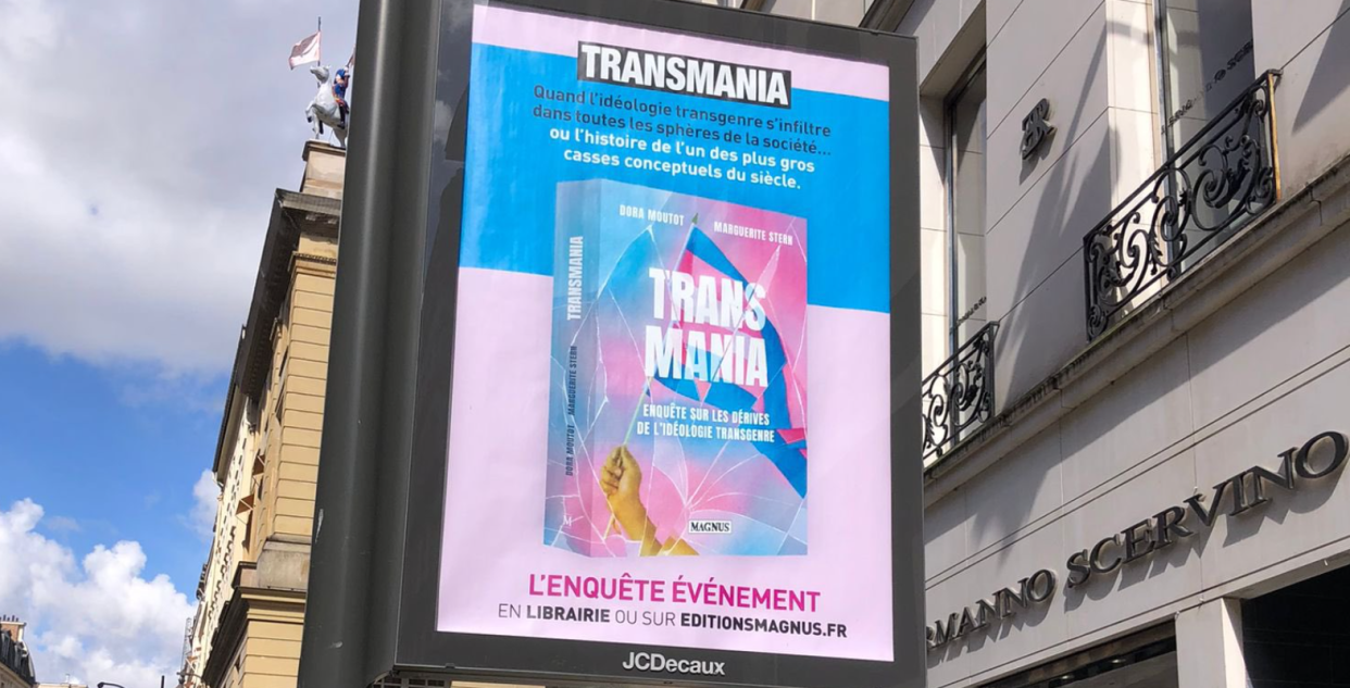 Dans les rues de Paris, une campagne pour un livre ouvertement transphobe provoque la colère et l’incompréhension de la mairie.