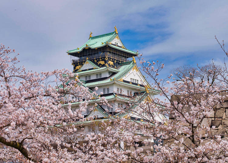 Nishinomaru Garden, which encircles the castle tower rebuilt in 1931, is a popular destination