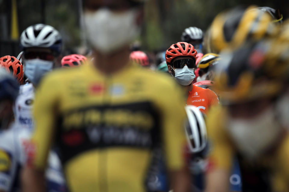 Ciclistas portan mascarillas previo al arranque de la primera etapa del Tour de Francia en la ciudad de Niza, Francia, el sábado 29 de agosto de 2020. (AP Foto/Christophe Ena)