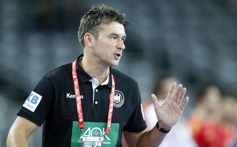 <p>Nach der schwachen Performance der deutschen Handballer bei der EM in Kroatien kam es Anfang des Jahres zu einem Showdown zwischen Trainer Christian Prokop und dem Deutschen Handballbund (DHB). Vor dem entscheidenden Spiel gegen Spanien soll Prokop wutentbrannt das Training beendet haben, weil er mit der Leistung einiger Spieler nicht zufrieden war. Laut Liga-Präsident Uwe Schwenker habe es Streitereien zwischen Trainer und Spielern gegeben, was Prokop jedoch zurückwies. Nach mehreren Gesprächen hat sich der DHB jedoch entschieden, weiter mit Prokop zu arbeiten. (Bild: AP Photo) </p>