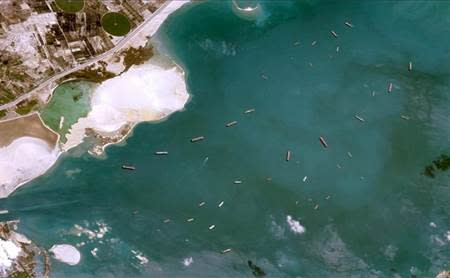 圖為蘇伊士運河外，一堆船隻停滯的衛星照片，為法國衛星拍攝。(翻攝自 airbus space網站)
