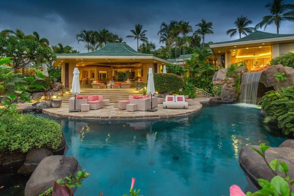 <p>The setting of this pool feels so private, like you're in the middle of your own private oasis.</p><p>Book via: <a href="https://www.airbnb.co.uk/rooms/19271385?guests=6&adults=6&location=hawaii&s=Puvl8uFV" rel="nofollow noopener" target="_blank" data-ylk="slk:Airbnb;elm:context_link;itc:0;sec:content-canvas" class="link ">Airbnb</a></p>