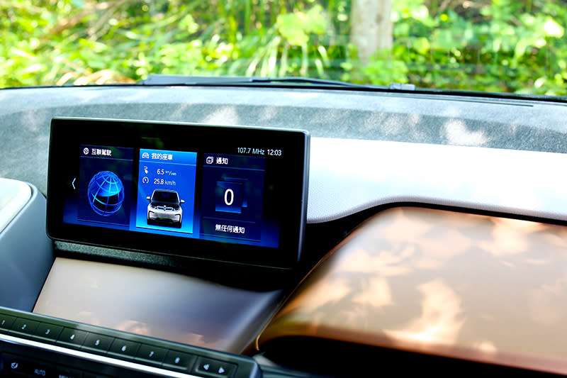 中控有著熟悉的操作介面，而新年式i3s車型則將平台飾板改為咖啡配色。