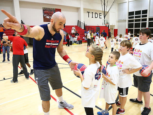 Marcin Gortat tells the Washington bench where to run. (Getty Images)