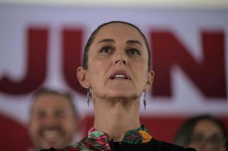 La candidata presidencial de izquierda mexicana Claudia Sheinbaum, del partido Movimiento de Regeneración Nacional (MORENA), durante un mitin de campaña en el municipio de Álvaro Obregón, Ciudad de México, el 16 de mayo de 2024. (Yuri CORTEZ)