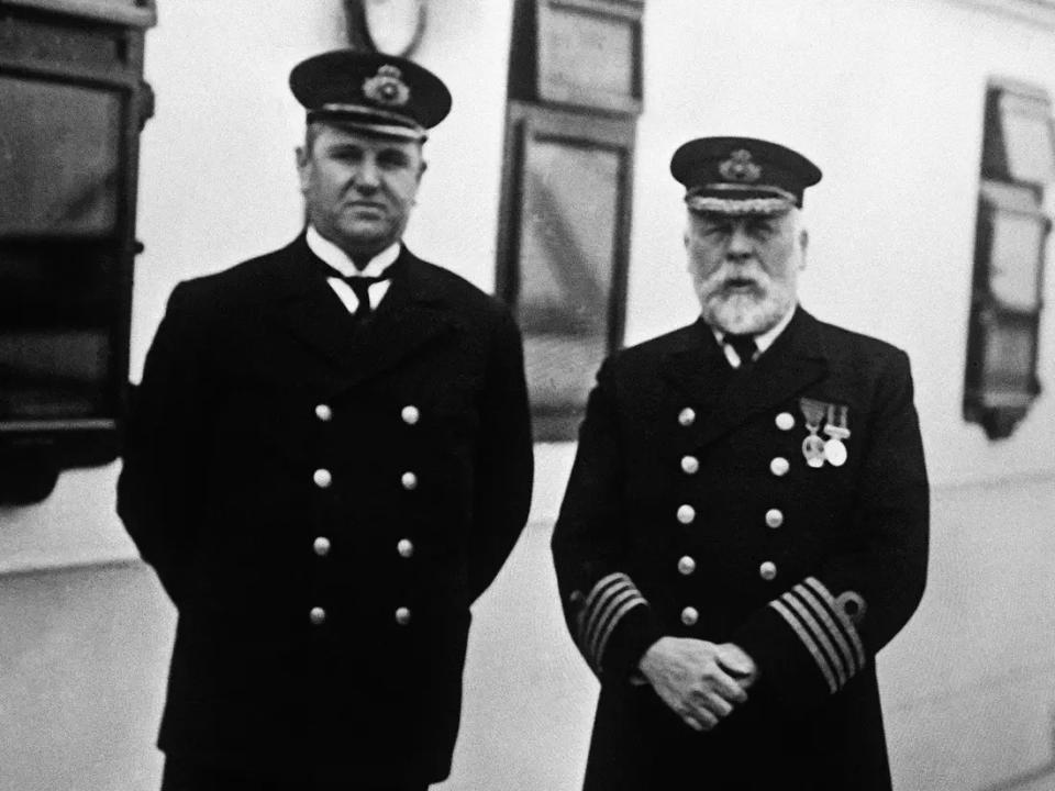 Das Foto zeigt Zahlmeister Hugh Walter McElroy und Kapitän Edward J. Smith an Bord der Titanic. - Copyright: Ralph White/CORBIS/Corbis/Getty Images