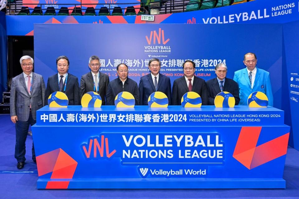 A group of guests attended the Hong Kong Station of the World Women's Volleyball League.