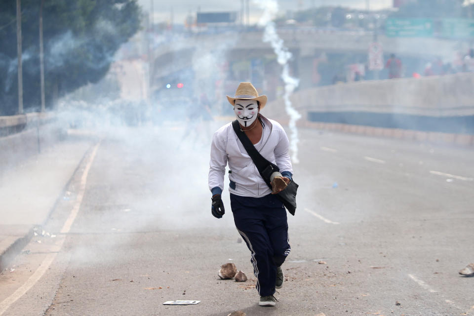 <p>Supporters of Salvador Nasralla, presidential candidate for the Opposition Alliance Against the Dictatorship, clash with riot police as they wait for official presidential election results in Tegucigalpa, Honduras, Nov. 30, 2017. (Photo: Edgard Garrido/Reuters) </p>