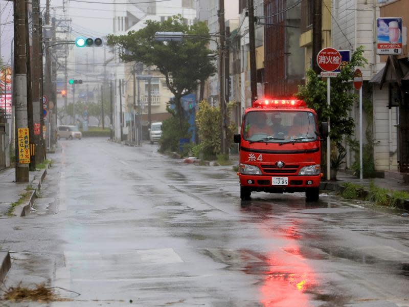 «Neoguri» im Anmarsch: Ein Feuerwehrwagen auf einer verwaisten Straße auf Okinawa. Foto: Hitoshi Maeshiro