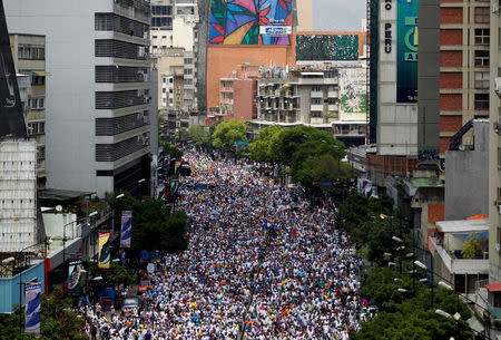 Los partidarios de la oposición se unen contra el presidente de Venezuela, Nicolás Maduro, en Caracas. Otra persona murió por impactos de bala la madrugada del viernes en Venezuela en una nueva protesta contra el Gobierno del presidente Nicolás Maduro, según un alcalde opositor, lo que eleva a nueve la cifra de víctimas de la actual ola de manifestaciones. REUTERS/Christian Veron