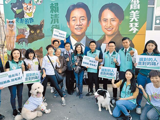 民進黨總統參選人賴清德台南競選總部9日舉辦「毛孩趴」，並同步發表由國寶級手繪看板大師顏振發繪製的貓狗主題競選看板。（曹婷婷攝）