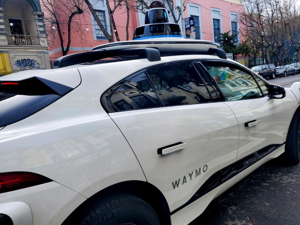 Waymo無人駕駛計程車2022年12月在舊金山路測。路透社