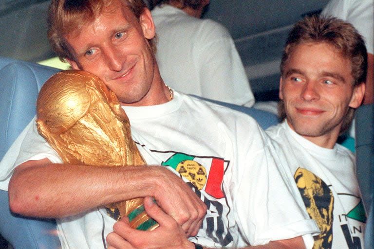 Brehme junto s Thomas Hassler con la copa, el día después de la final