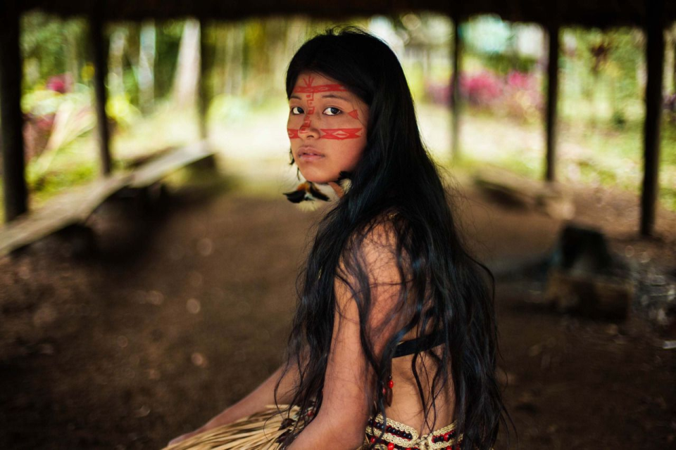 Équateur. Alors qu’elle cherchait à photographier la tribu Kichwa dans les profondeurs de la forêt amazonienne, Mihaela a rencontré cette jeune fille de 15 ans dans sa tenue de mariage.