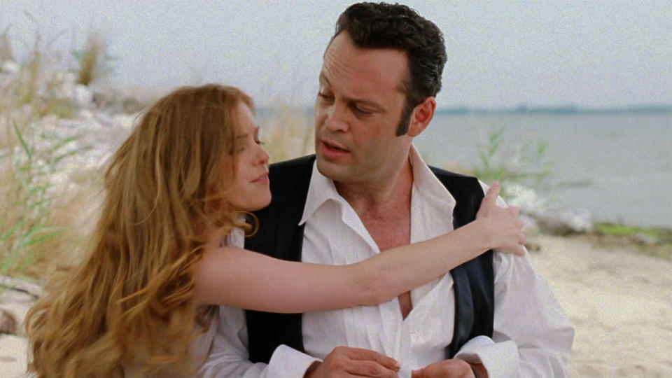 Vince Vaughn and Isla Fisher on beach in Wedding Crashers