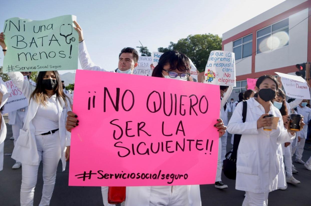 OAXACA, OAXACA, 21JULIO2022.- Médicos pasantes de servicio social marcharon en la ciudad de Oaxaca para exigir condiciones de seguridad en el ejercicio de su labor en comunidades al interior del estado. Debido a los hechos recientes ocurridos en Durango, los médicos solicitaron justicia, servicio social seguro y condiciones dignas de trabajo.
FOTO: CAROLINA JIMÉNEZ/CUARTOSCURO.COM