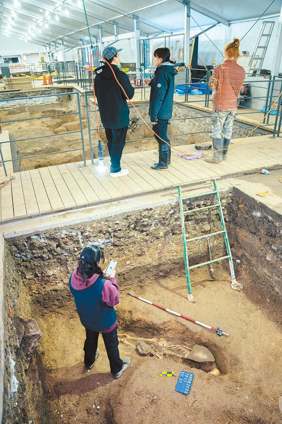 基隆市文化局在和平島諸聖教堂考古遺址，再發現1具遺骸，現正進行遺骸清整並將深入研究、調查。（基隆市政府提供／張志康基隆傳真）