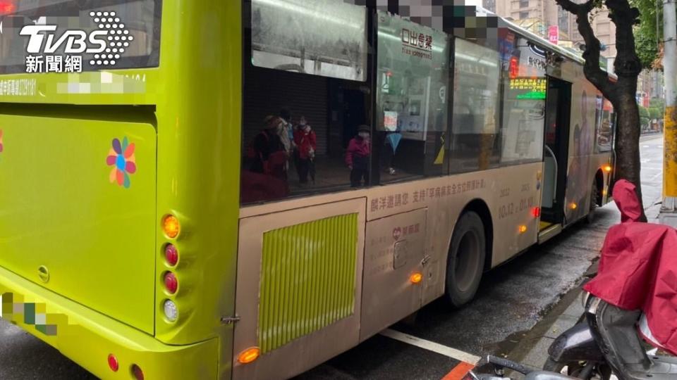 公車駕駛疑似沒注意婦人跌倒，起步後不慎輾傷。（圖／TVBS）