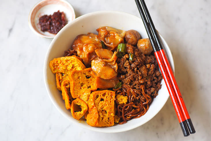 The dry curry mee is an absolutely delicious combination of dark soy sauce mixed with the thin egg noodles and spoonfuls of the curry