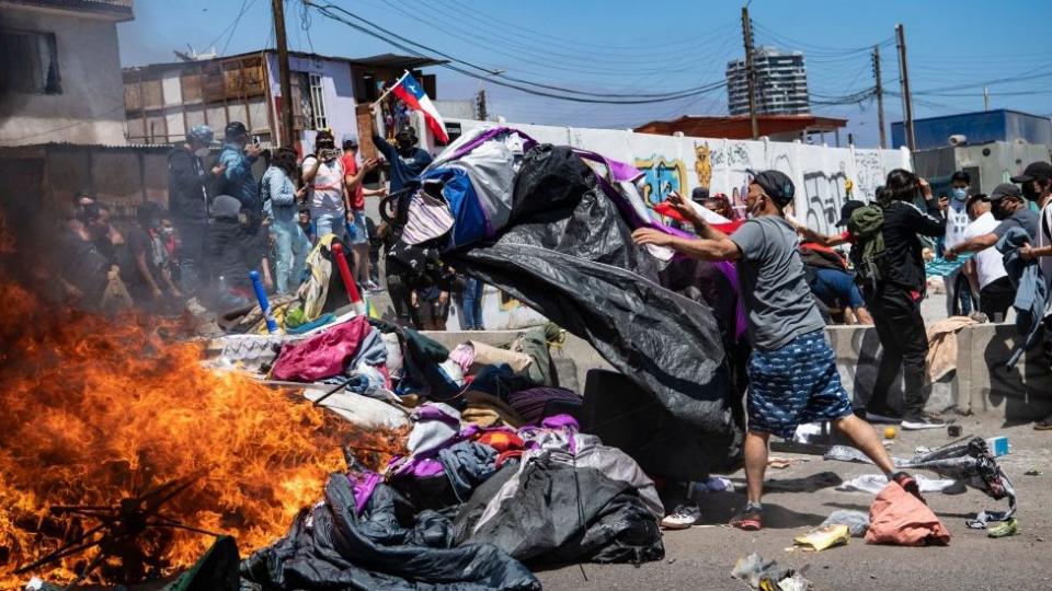 La marcha terminó con la quema de las pertenencias de los migrantes.