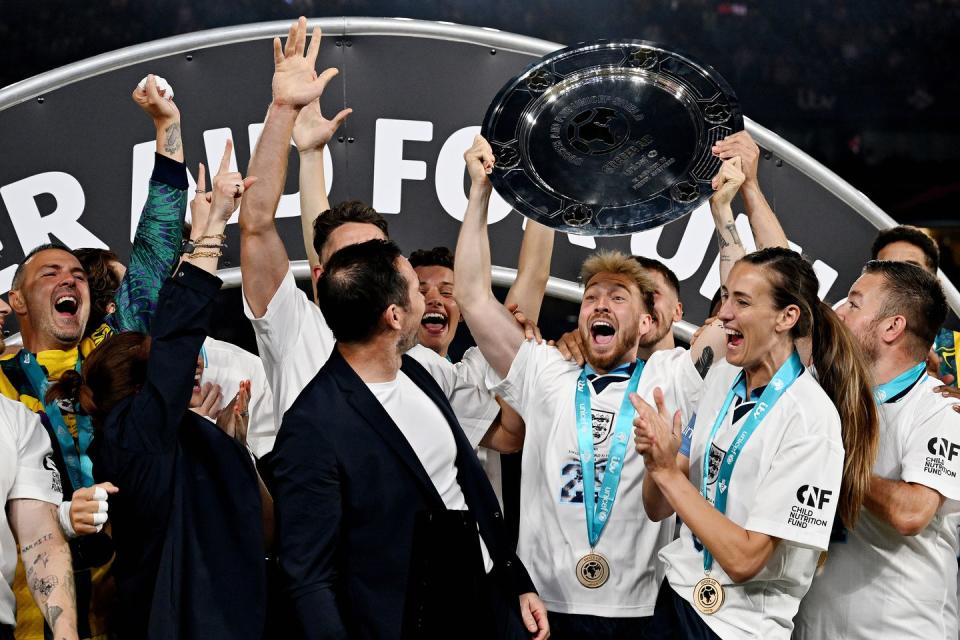 soccer aid england team celebrate their win in the 2024 charity match as sam thompson lifts the trophy into the air