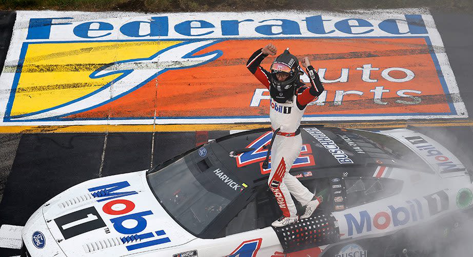 kevin harvick celebra una victoria en richmond