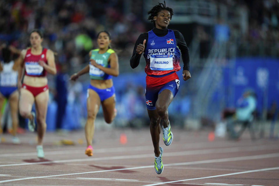 La dominicana Marileidy Paulino gana la final de los 200 metros femeninos del atletismo de los Juegos Panamericanos en Santiago, Chile, el jueves 2 de noviembre de 2023. (AP Foto/Natacha Pisarenko)